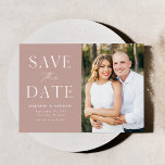 Modern Elegance Dusty Roos Foto Save The Date<br><div class="desc">Maak je trouwdag bekend met deze stijlvolle, moderne foto, met de datumkaart. Het ontwerp kenmerkt "sparen de Datum"in witte serif en manuscriptdoopvonten met een stoffige achtergrond van het roos. Pas minimalistisch sparen de datumaankondiging door uw namen, datum, trouwplaats, en foto aan toe te voegen. De kaart keert aan een stevige...</div>