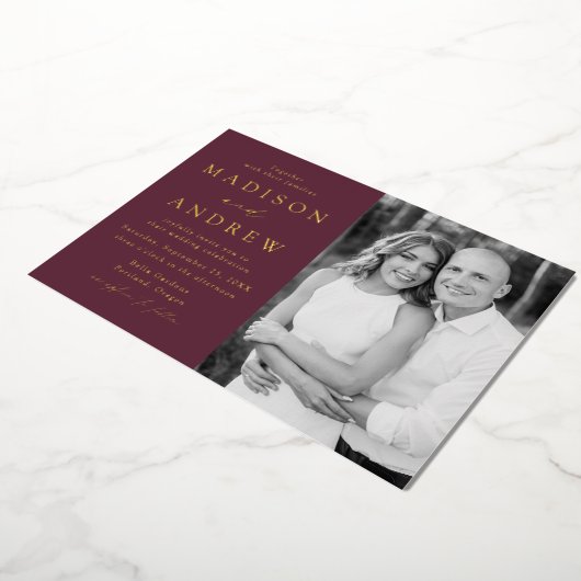 Modern Elegance Wine and Gold Photo Wedding Folie Uitnodiging (Gedraaid)