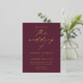 Modern Elegance Wine and Gold Wedding Folie Uitnodiging Briefkaart (Staand Voorkant)