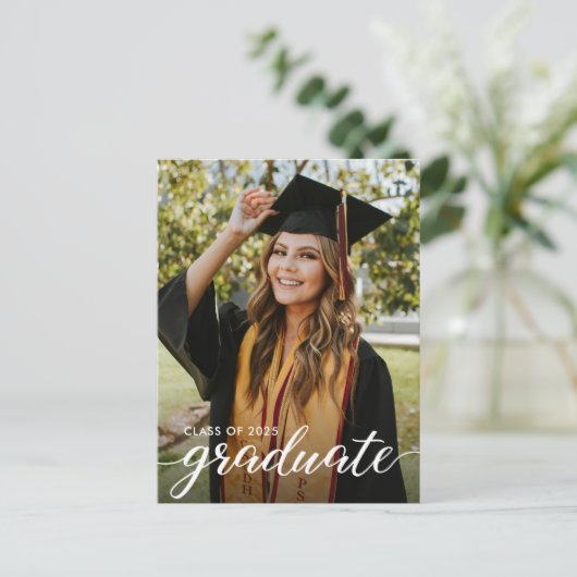 Modern Elegant Afstuderen Script Custom Photo Uitnodiging Briefkaart (Staand voorkant)