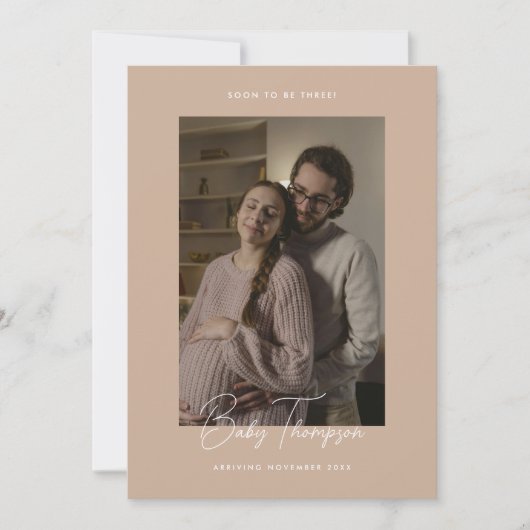 Modern Elegant Beige Script Foto Zwangerschap Aankondiging (Voorkant)