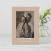 Modern Elegant Beige Script Foto Zwangerschap Aankondiging (Staand voorkant)