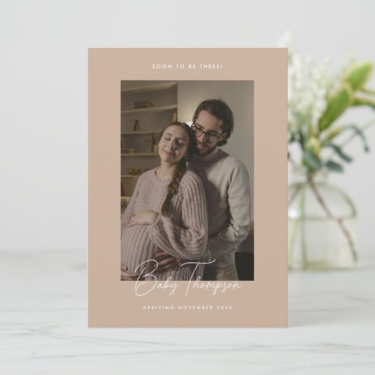 Modern Elegant Beige Script Foto Zwangerschap Aankondiging (Staand voorkant)