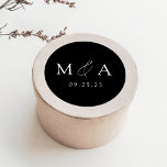 Modern Elegant Black and White Monogram Wedding Ronde Sticker<br><div class="desc">Elegant monogram trouwstickers met uw initialen in witte letters op een zwarte achtergrond (of kleur van uw keuze). Pas de moderne trouwstickers aan met je trouwdatum hieronder. De zwarte en witte monogram stickers zijn perfect voor het verzegelen van de bruidsuitnodigingen,  huwelijksgunsten,  en nog veel meer!</div>