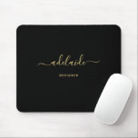 Modern Elegant Black Gold Monogram Script Girly Muismat<br><div class="desc">Moderne zwarte goudmonogram-Muismat met een gouden gouden maffia. Personaliseer dit elegante monogrammed ontwerp van het muisstootkussen met jouw naam in een film,  trendy,  en girale manuscripttypografie. Perfect geschenk voor haar.</div>
