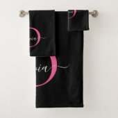 Modern Elegant Black Pink Monogram Script Name Bad Handdoek (Insitu)