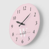 Modern Elegant Blush Roze Monogram Naam Script Grote Klok (Hoek)