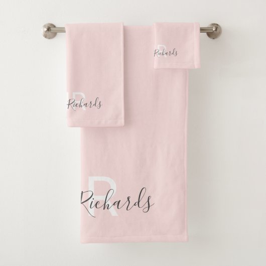 Modern elegant blush roze monogram script bad handdoek (Insitu)