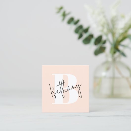 Modern Elegant Blush Roze Monogram Vierkante Visitekaartje (Staand voorkant)