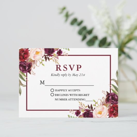 Modern Elegant Burgundy Floral Wedding RSVP Kaartje (Staand voorkant)