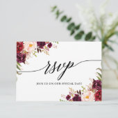 Modern Elegant Calligraphy Burgundy Floral Wedding RSVP Kaartje (Staand voorkant)