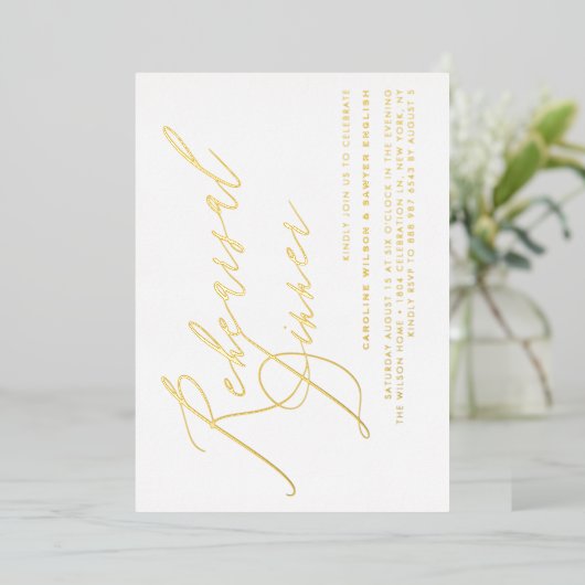 Modern Elegant Calligraphy Rehearsal Dinner Folie Uitnodiging (Staand Voorkant)