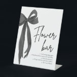 Modern Elegant Chic Black Bow Bloem Bar Teken Reclamebord Met Voetstuk<br><div class="desc">Voeg een stijlvol tintje toe aan uw evenement met dit moderne elegante chique Black Bow Flower Bar-bord. Met een klassieke zwarte strik en een minimalistisch ontwerp is dit bord perfect om gasten naar uw bloemenbarstation te leiden. Ideaal voor vrijgezellenfeesten, baby showers of bruiloften, het is zowel elegant als functioneel. Volledig...</div>