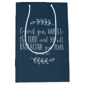 Modern Elegant Christelijk Bijbelvers Typografie Medium Cadeauzakje (Voorkant)