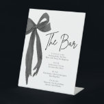 Modern Elegant Coquette Zwart Bow Het Bar Sign Reclamebord Met Voetstuk<br><div class="desc">Modern Elegant Coquette Black Bow "The Bar" Sign 🎀🍸 Voeg een vleugje tijdloze sophisticatie toe aan uw feest met dit chique barteken, met een strakke zwarte strik en minimalistisch coquetteontwerp. Perfect voor vrijgezellenfeesten, bruiloften of stijlvolle soirées ✨, dit bewerkbare bord geeft een lijst van uw kenmerkende cocktails, wijn, bier en...</div>