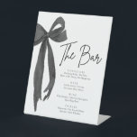 Modern Elegant Coquette Zwart Bow Het Bar Sign Reclamebord Met Voetstuk<br><div class="desc">Modern Elegant Coquette Black Bow "The Bar" Sign 🎀🍸 Voeg een vleugje tijdloze sophisticatie toe aan uw feest met dit chique barteken, met een strakke zwarte strik en minimalistisch coquetteontwerp. Perfect voor vrijgezellenfeesten, bruiloften of stijlvolle soirées ✨, dit bewerkbare bord geeft een lijst van uw kenmerkende cocktails, wijn, bier en...</div>