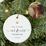 Modern Elegant De toekomst van mevrouw Verloving G Keramisch Ornament<br><div class="desc">De toekomst van de heer en mevrouw! Moderne bruiloft ornament met uw aangepaste naam in elegante, slimme scriptkalligrafie naast een gedrukt gouden hart en de datum van uw verloving. Op de rug is ruimte voor uw favoriete foto van de vrijwilligers. Dit is de minimalistische zwart-witversie. Geweldige cadeautjes om binnenkort een...</div>