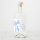 Modern Elegant Dusty Blue Bow Ribbon Vrijgezellenf Likeurfles Etiket (Voorkant)