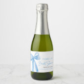 Modern Elegant Dusty Blue Bow Ribbon Vrijgezellenf Sparkling Wijnetiket (Voorkant)
