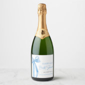 Modern Elegant Dusty Blue Bow Ribbon Vrijgezellenf Sparkling Wijnetiket (Voorkant)