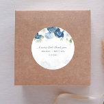 Modern Elegant Dusty Blue Floral Wedding Ronde Sticker<br><div class="desc">Pas deze huwelijksuitnodiging aan door hierboven op de knop "Personaliseren" te klikken. Met een moderne elegante chique stoffige blauwe bloemen met witte,  lichtblauwe en olijfgroene bloei. TIP: Geweldig voor verrassingsfeestjes,  baby showers,  huwelijksreceptie en pensioenfeestjes.</div>