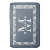 Modern Elegant Dusty Blue Greek Key Lijst Monogram Badmat (Voorkant Verticaal)