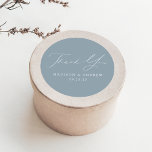 Modern Elegant Dusty Blue Wedding Bedankt Ronde Sticker<br><div class="desc">Elegant bruiloft stickers met "Dank u" in een prachtig wit kalligrafiekmanuscript met een stoffige blauwe achtergrond of kleur van uw keus. Pas de moderne dankjewel aan stickers aan met je namen en trouwdatum. De stoffige blauwe bruiloft bedankt dat je stickers perfect kunnen gebruiken voor het verzegelen van je kaartenveloppen, trouwbonnen,...</div>