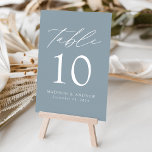 Modern Elegant Dusty Blue Wedding Kaart<br><div class="desc">Trendy, minimalistische het aantalkaarten van de trouwlijst met witte moderne brief met "Lijst"in een modern kalligrafiekmanuscript voorzien. Het ontwerp is voorzien van een stoffige blauwe achtergrond of kleur van uw keuze. Het ontwerp herhaalt zich op de rug. Om tot de lijstkaarten opdracht te geven: voeg jouw naam, trouwdatum, en lijstaantal...</div>