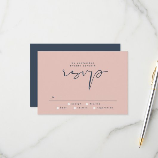 Modern Elegant Dusty Roos Navy Blue Wedding RSVP Kaartje (Voorkant / Achterkant in situ)