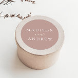 Modern Elegant Dusty Roos Personalized Wedding Ronde Sticker<br><div class="desc">Sluit uw uitnodigingsenveloppen of gunsten af met onze elegante trouwstickers. De stickers van de douanebruiloft kenmerken uw namen in een wit kalligrafiekmanuscript met een stoffige roos/maauve achtergrond of een kleur van uw keus. De coördinaten van het ontwerp met ons Moderne collectie van de Elegance bruiloft.</div>