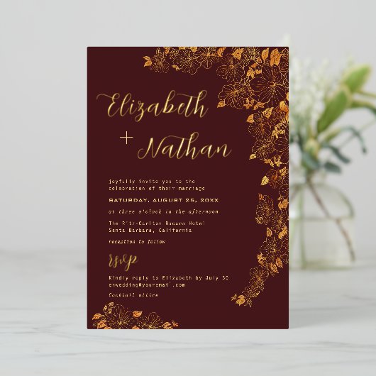Modern Elegant Floral Burgundy & Gold Wedding Folie Uitnodiging (Staand Voorkant)