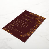 Modern Elegant Floral Burgundy & Gold Wedding Folie Uitnodiging (Gedraaid)