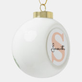 Modern Elegant Gepersonaliseerd Roze Monogram Init Keramische Bal Ornament (Links)