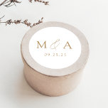 Modern Elegant Gold Monogram Weddenschap Ronde Sticker<br><div class="desc">Elegant monogram trouwstickers met uw initialen in goudletters op een witte achtergrond (of de kleur van uw keuze). Pas de moderne trouwstickers aan met je trouwdatum hieronder. De gouden monogram stickers zijn perfect voor het verzegelen van bruidsuitnodigingen,  huwelijksgunsten en nog veel meer!</div>