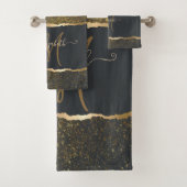 Modern Elegant Gold Touch Monogram Bad Handdoek (Insitu)