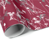 Modern Elegant Gray Wildbloemen op Bourgogne Red Cadeaupapier (Rol Hoek)