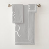 Modern Elegant Grey & White Monogram Bad Handdoek (Insitu)