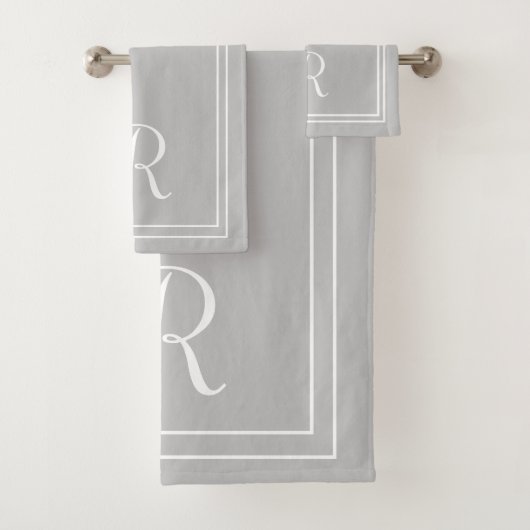 Modern Elegant Grey & White Monogram Bad Handdoek (Insitu)