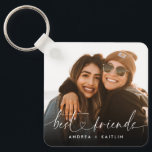 Modern Elegant Hart Script Bestfriends BFF Foto Sleutelhanger<br><div class="desc">Geef je beste vrienden iets gedenkwaardigs,  unieks en moois zoals deze foto-aandenken sleutelhanger met een modern elegant script belettering van "beste vrienden" met een schattig hart op het centrum. Een stijlvol en chique cadeau op maat voor BFF's. (Plaatsingsfoto door Omar Lopez op Unsplash. Vervang het vriendelijk door uw eigen.)</div>