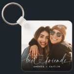 Modern Elegant Hart Script Bestfriends BFF Foto Sleutelhanger<br><div class="desc">Geef je beste vrienden iets gedenkwaardigs,  unieks en moois zoals deze foto-aandenken sleutelhanger met een modern elegant script belettering van "beste vrienden" met een schattig hart op het centrum. Een stijlvol en chique cadeau op maat voor BFF's. (Plaatsingsfoto door Omar Lopez op Unsplash. Vervang het vriendelijk door uw eigen.)</div>