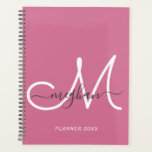 Modern Elegant Hot Pink White Script Monogram 2022 Planner<br><div class="desc">Moderne, trendy girale hot roze en white script aangepaste naam en monogrammed planner. Dit eenvoudige elegante ontwerp kenmerkt een voornaam sjabloon in het krullende handlettertype met gewassen in grijs en een reusachtig handgeschreven monogram initiaal in witte kleur op heet roze, of diepe roze achtergrond. Dit vrouwelijke, notitieboek is een perfect...</div>