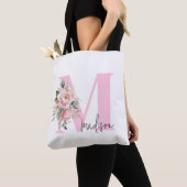 Modern Elegant Initiaal Naam Roze Bloemen Monogram Tote Bag (Dichtbij)