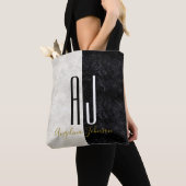 Modern Elegant Marmer Zwart-wit Monogram Tote Bag (Dichtbij)