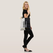 Modern Elegant Marmer Zwart-wit Monogram Tote Bag (Op model)
