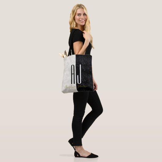 Modern Elegant Marmer Zwart-wit Monogram Tote Bag (Op model)