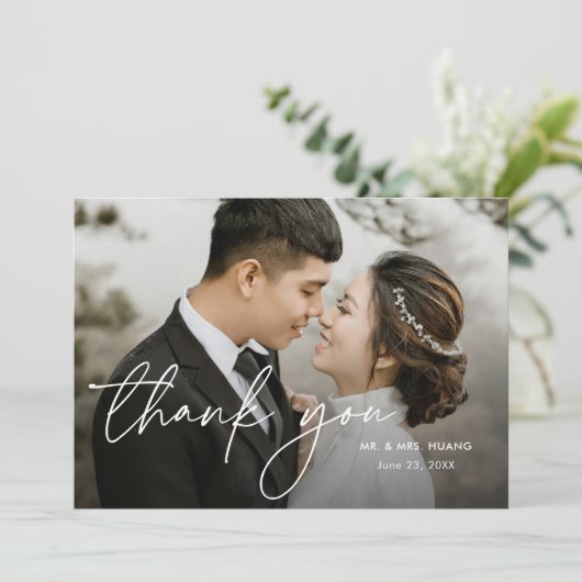 Modern Elegant Minimaal Script Twee foto bruiloft Bedankkaart (Staand voorkant)