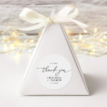 Modern Elegant Minimalist Wedding Ronde Sticker<br><div class="desc">Voeg een vleugje elegantie toe aan uw huwelijksgunsten, uitnodigingen of decor met deze eenvoudige minimalistische en moderne klassieke ronde Stickers. Met een strak en stijlvol ontwerp zijn deze stickers ideaal voor koppels die ingetogen sophisticatie waarderen. Of het nu gaat om het verzegelen van enveloppen, het versieren van huwelijksgunsten of als...</div>