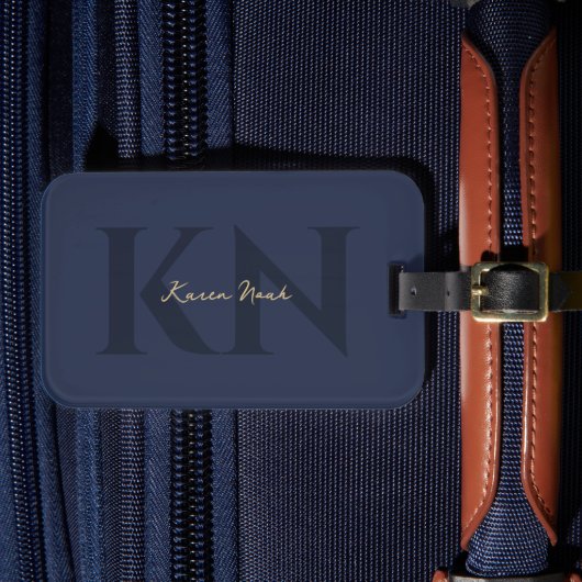 Modern Elegant Monogram Donkerblauw Goud Bagagelabel (Voorkant Insitu 4)