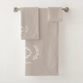Modern Elegant Monogram Initiaal Beige Tan White Bad Handdoek (Insitu)