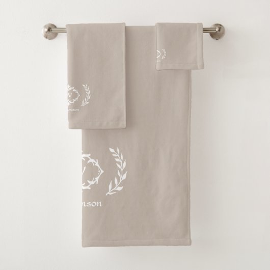 Modern Elegant Monogram Initiaal Beige Tan White Bad Handdoek (Insitu)